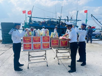 Gallery - 	Huyện đảo Trường Sa: Trao quà tặng ngư dân đón Tết